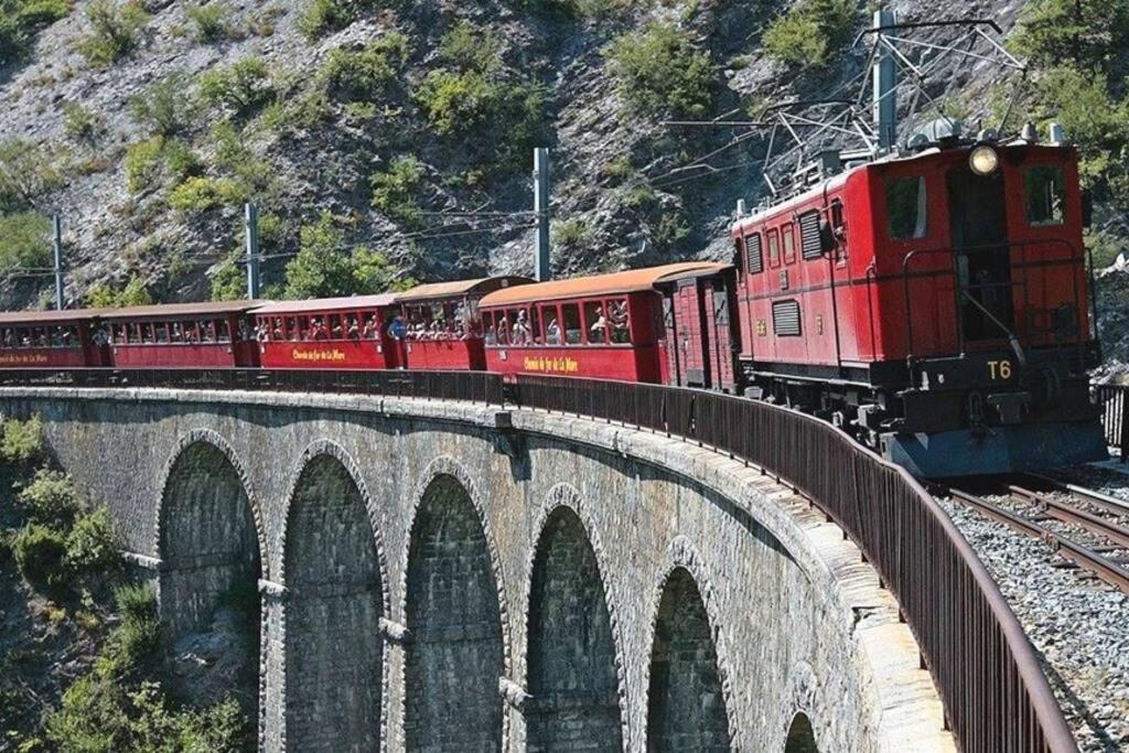 Au Printemps Japonais, Petit Train De La Mure, Parc Des Ecrins *